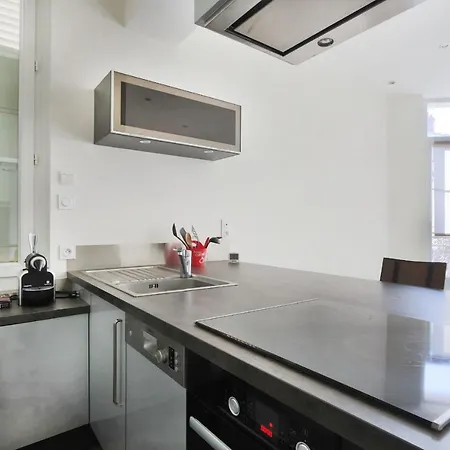 Beautiful Basement Duplex In The Centre Of *