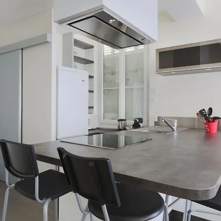 Beautiful Basement Duplex In The Centre Of *