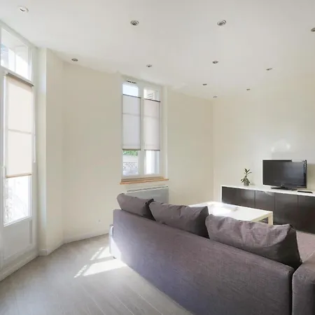 Beautiful Basement Duplex In The Centre Of Appartement *