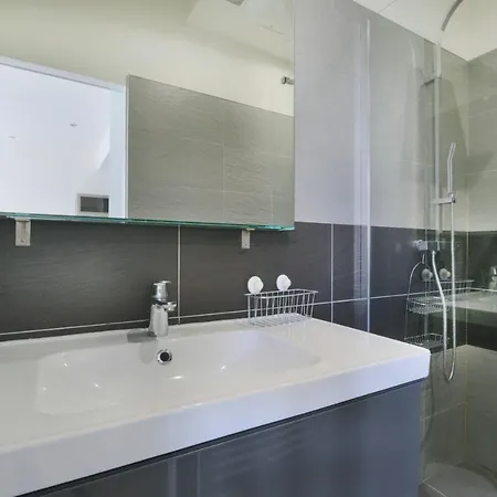 Beautiful Basement Duplex In The Centre Of *